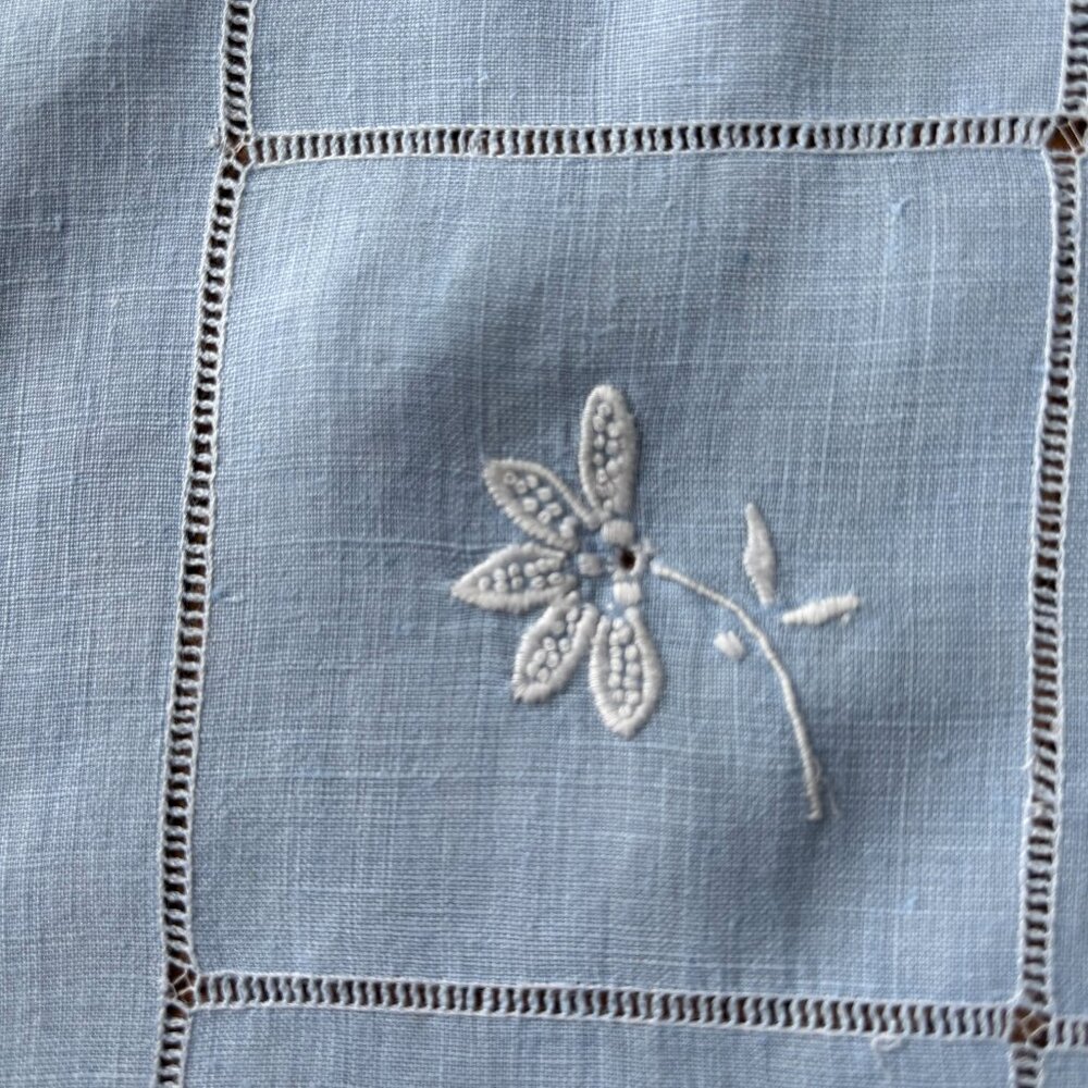 Vintage Cotton Tablecloth and Four Napkins - Picture 2 of 6